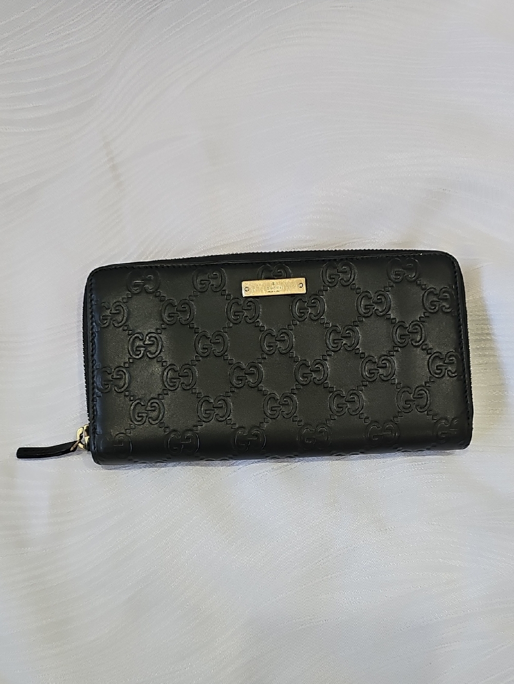 Gucci Guccisima Black Embossed Monogram Ziparound Leather Wallet AUTHENT…